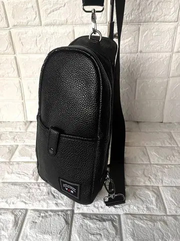 거의 새상품 VAN jac 바디백 블랙 가죽 아치 로고 주름 가죽