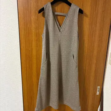 브라운 계열 V넥 오버롤 스커트