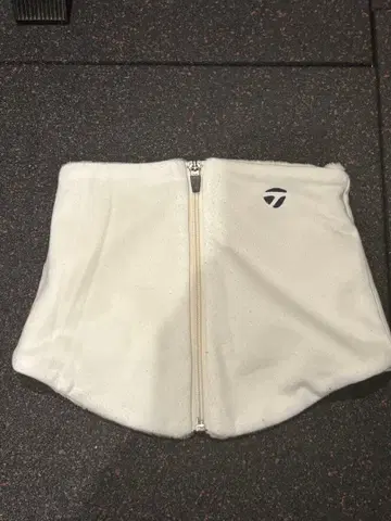 테일러메이드 넥워머 화이트