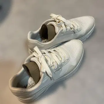 SKECHERS 에어쿠션 화이트 스니커즈