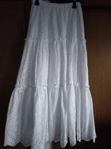 노리즈 맥스웰 레이스 원단 화이트 플레어 스커트