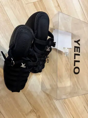 YELLO 블랙 스트랩 샌들 하이힐