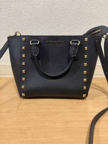 MICHAEL KORS 스터드 숄더백 블랙