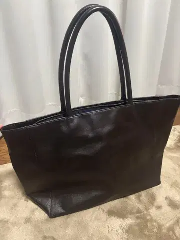 그린 레이블 릴랙싱 가죽 토트백 다크 브라운