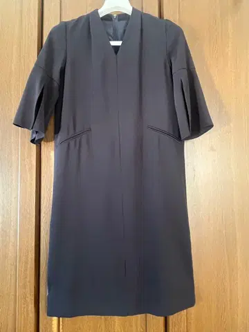 UNITED TOKYO 다크 네이비 V넥 원피스