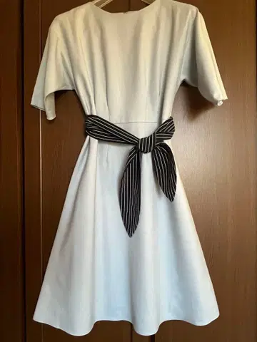 Reflect 리본 포함 라이트 블루 무릎 기장 원피스