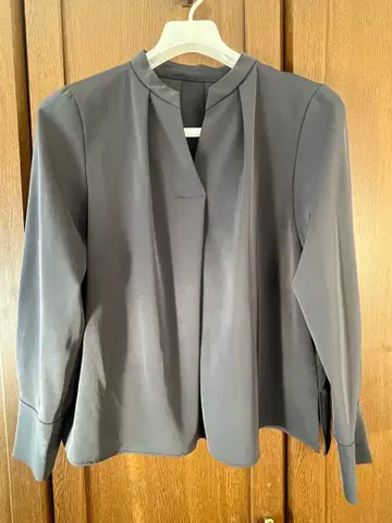 United TOKYO 다크 네이비 긴팔 블라우스 사이드 슬릿