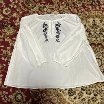 두 패밀리 자수 화이트 반소매 블라우스