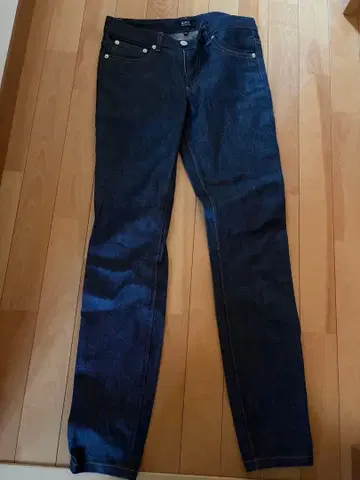 가격 인하 중 미사용 A.P.C. 다크 인디고 25 데님