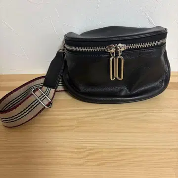 블랙 가죽 바디백