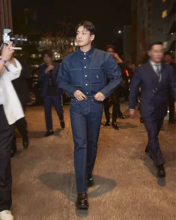 Calvin Klein 클린 트라우저 팬츠 정국 착용