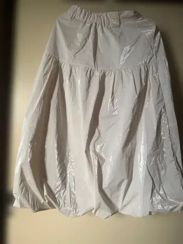 Ray BEAMS 화이트 글로시 벌룬 롱 스커트