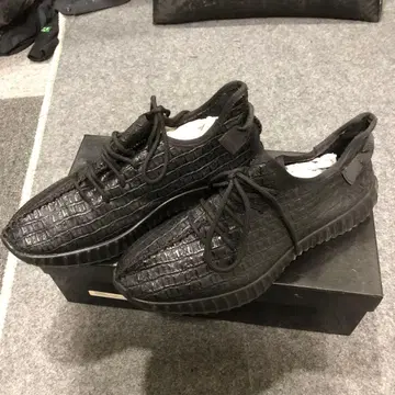 크로커다일 패턴 블랙 스니커즈