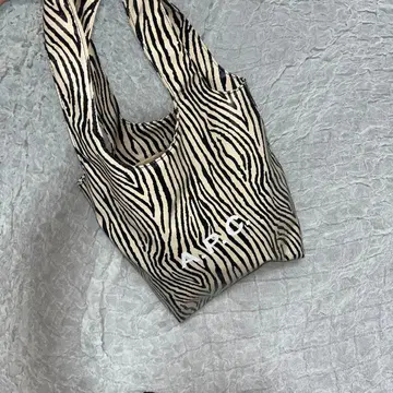 APC 제브라 패턴 토트백
