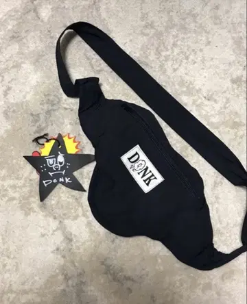 DONK 블랙 숄더백 포커즈 착용