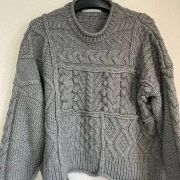 KBF 그레이 케이블 니트 긴팔 스웨터