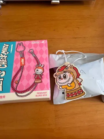 LET'S CHECKMATE 펜던트 스트랩