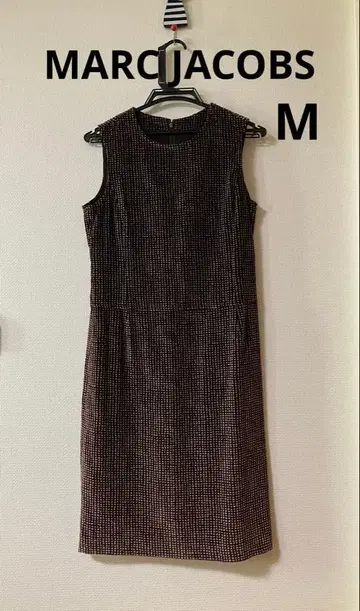 슬리브리스 무릎 기장 원피스 다크 브라운