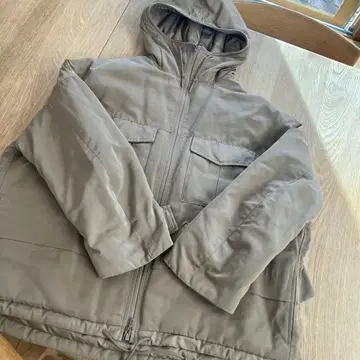 유니클로 화이트 마운티니어링 하이브리드 다운 오버사이즈 파카