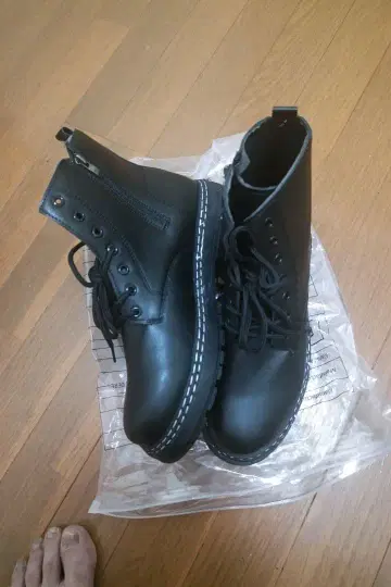 지퍼 달린 블랙 워크 부츠