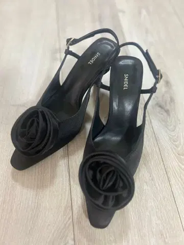 SNIDEL 블랙 로즈 모티브 뮬