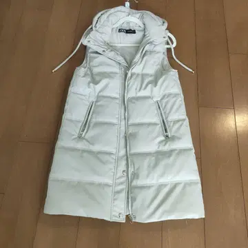 ZARA 화이트 다운 베스트 후드 부착