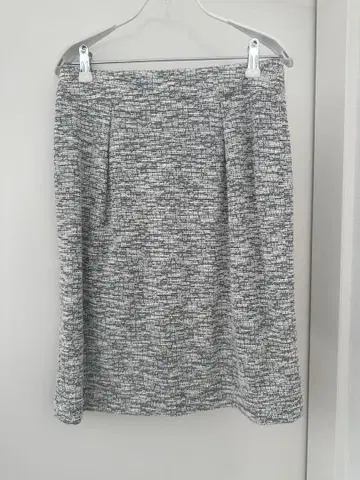 그레이 계열 트위드풍 타이트 스커트와 자켓 세트