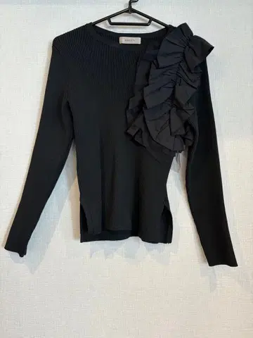 JUSGLITTY 프릴 리브 니트