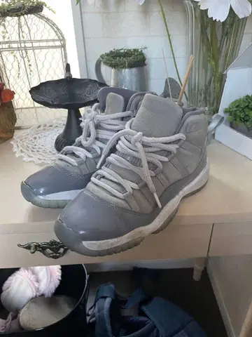 조던 11 그레이 스니커즈