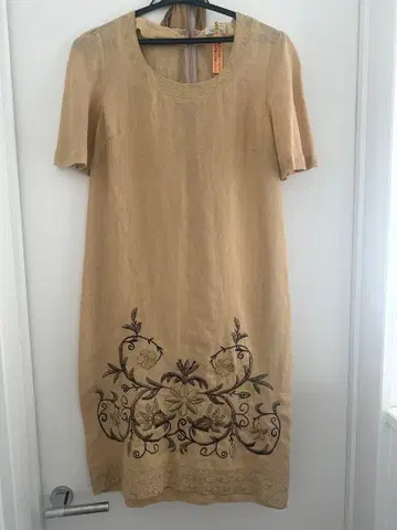 자수 장식 베이지 린넨 반팔 원피스