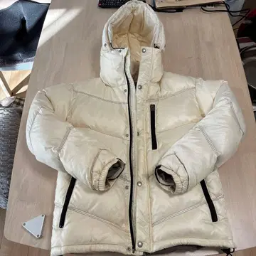 화이트 후드 부착 다운 자켓
