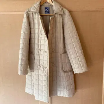 베이지 (크림) 색 퀼팅 코트