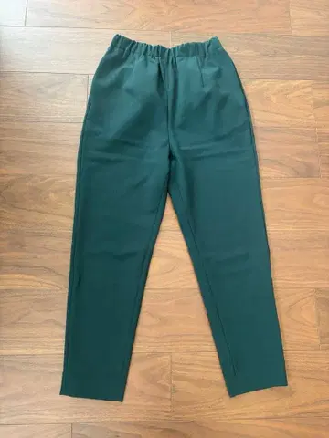 다크 그린 슬림 핏 팬츠