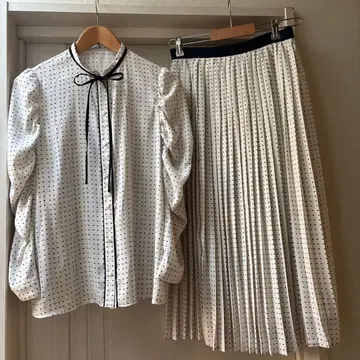 아나이 화이트 도트 퍼프 슬리브 블라우스와 플리츠 스커트 세트