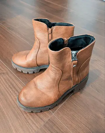 브라운 가죽 지퍼 달린 숏부츠