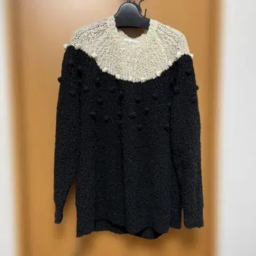 폼폼 포함 블랙 크림 니트 스웨터