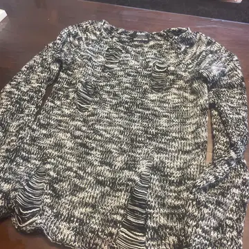 GLAD NEWS 데미지 가공 긴팔 니트