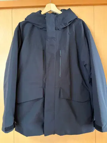 유니클로 하이브리드 다운 파카 M 사이즈 블랙