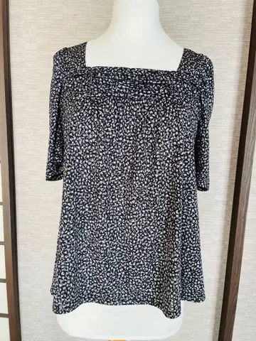 블루 라벨 미니 꽃무늬 스퀘어 넥 반팔 상의