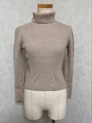 스나이델 터틀넥 니트 F 사이즈 라이트 모카 브라운