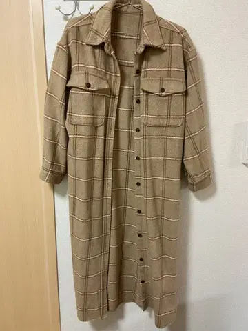 베이지 체크 무늬 롱 코트