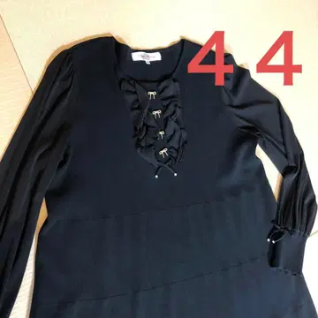 컨디션 최상 골드 장식 리본 버튼 이소재 니트 원피스