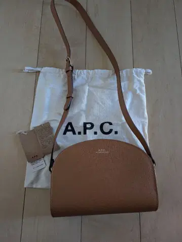 A.P.C 하프문 엠보싱 숄더백