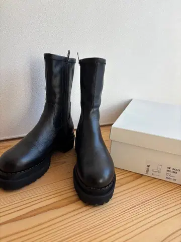 미사용 새상품 다이애나 DIANA 블랙 숏부츠 크로스무스