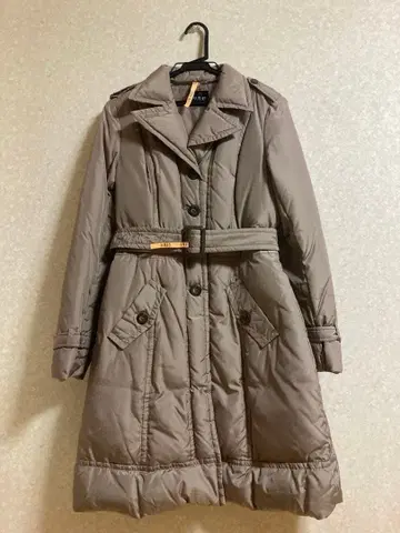 카키색 트렌치코트