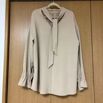 HARE 베이지 리본 포함 긴팔 블라우스