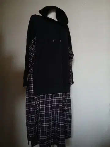 후드 부착 블랙 긴팔 원피스