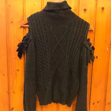 axes femme 블랙 터틀넥 오프숄더 니트