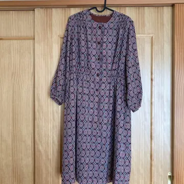 브라운과 파랑의 기하학 패턴 긴팔 원피스