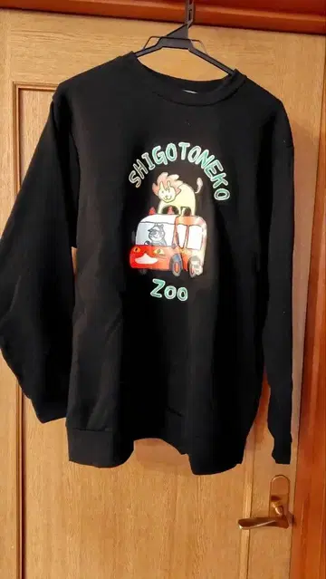 일하는 고양이 트레이닝복 블랙 스티커 포함